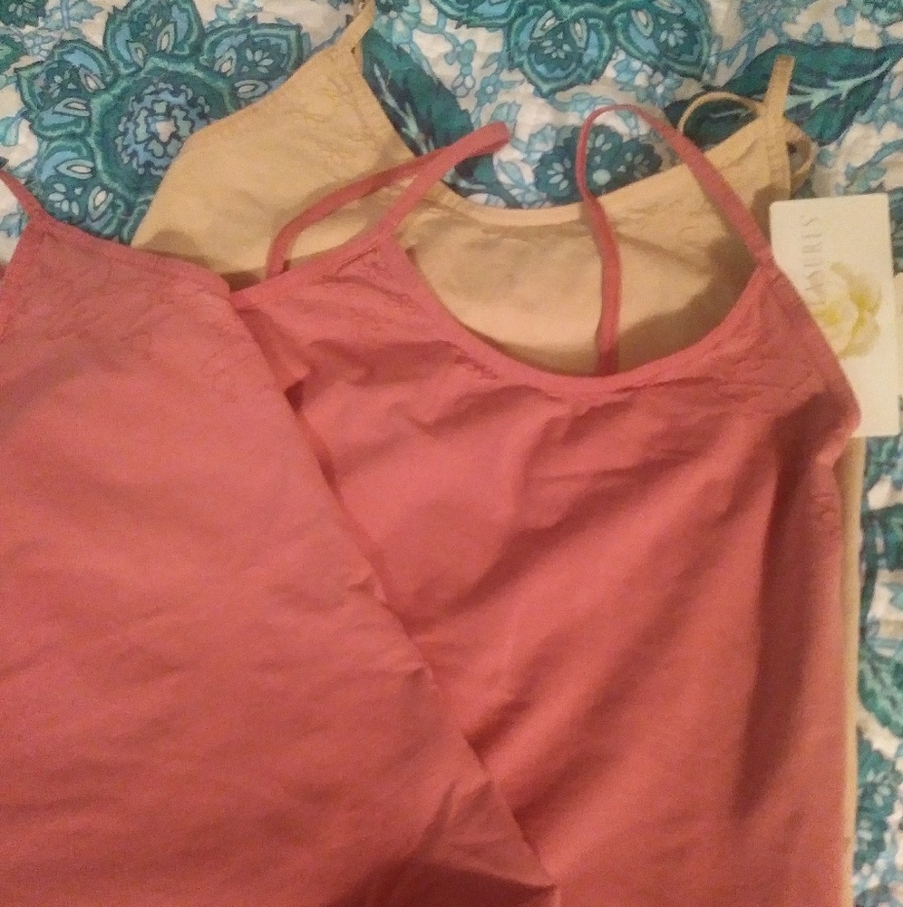 4/$30  NWT 3 Simple Pleasures Stretch Tanks